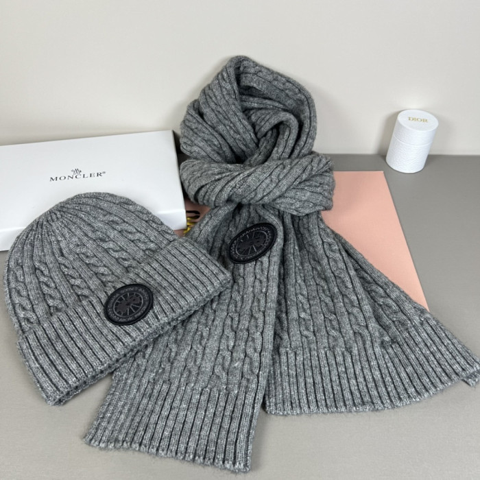 Can*a G00se hat and scarf