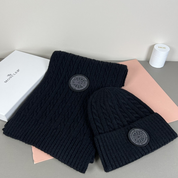 Can*a G00se hat and scarf