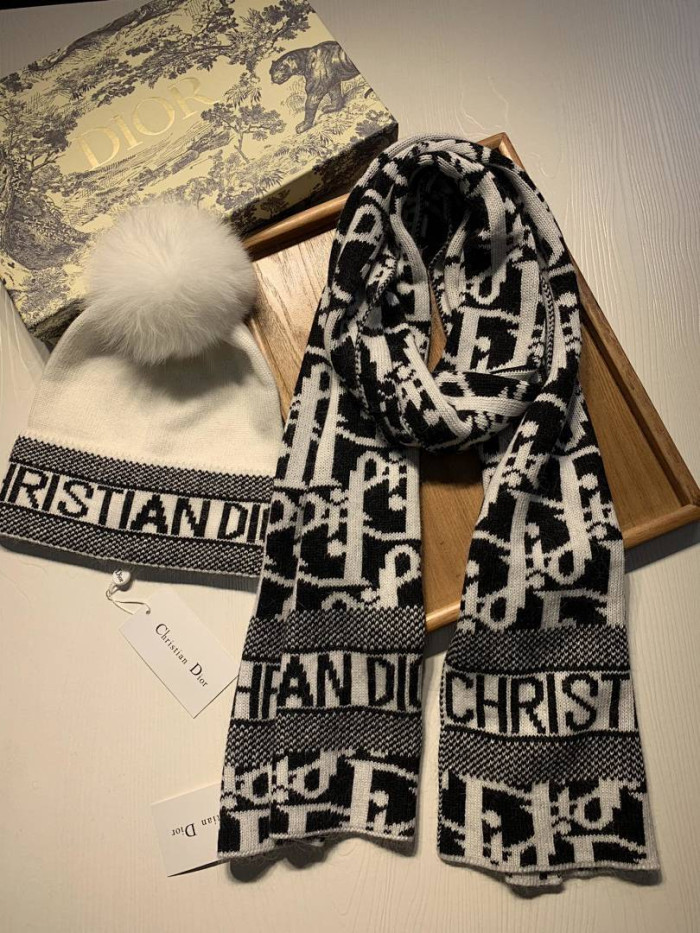D1OR HAT AND SCARF