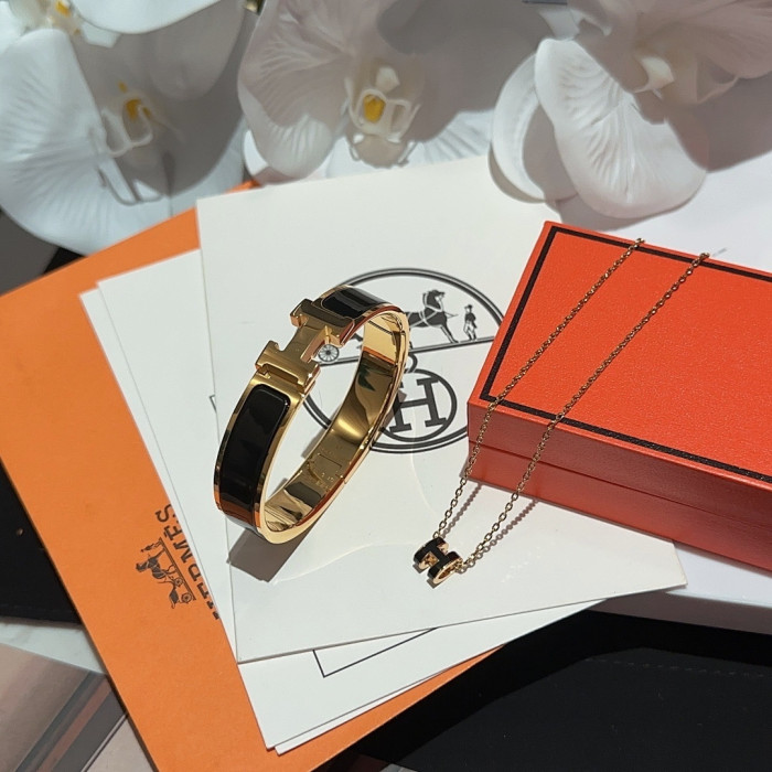 H**me5 bracelet and necklace