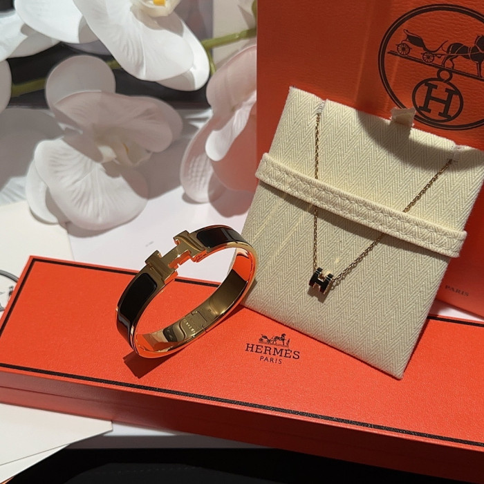 H**me5 bracelet and necklace