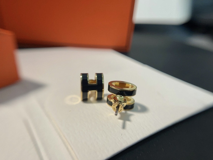 H**me5 earring and necklace