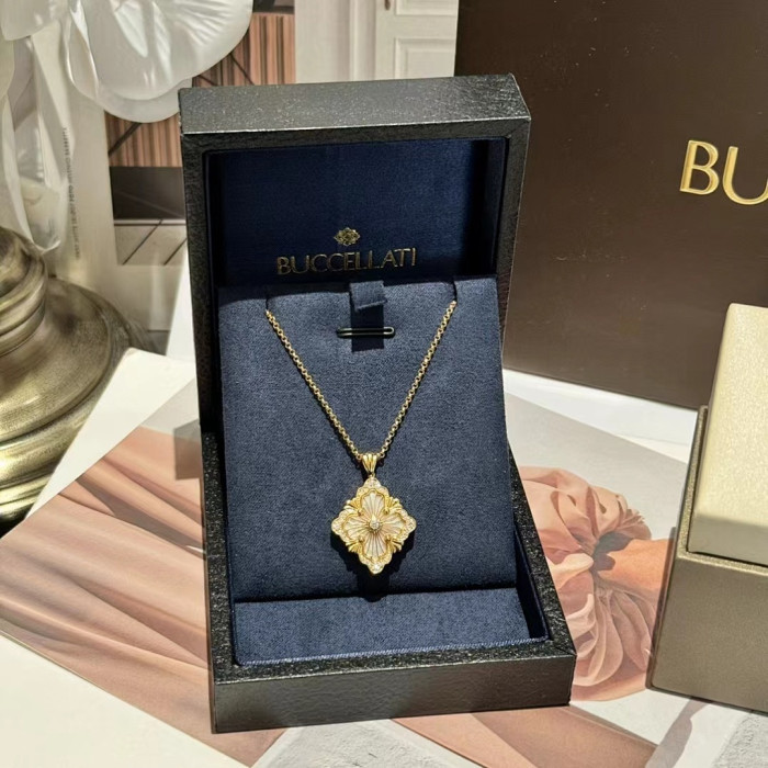 BUCCELLATI NECKLACE