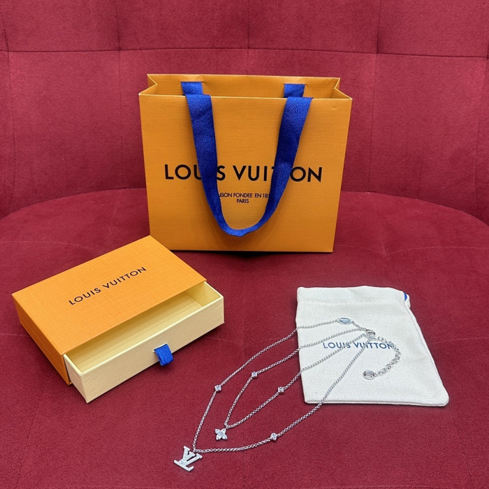 l0vis Vvtt0n necklace