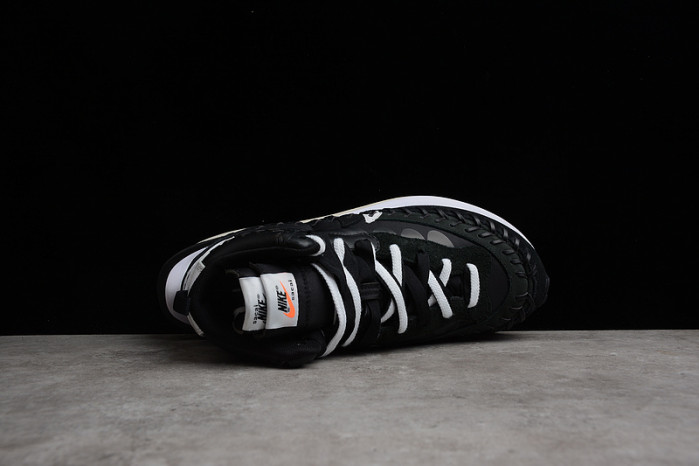 nike vaporwaffle sacai jean paul gaultier black white dh9186-001