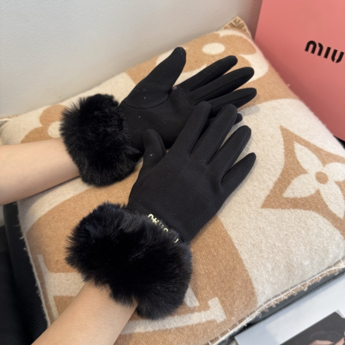 M1um1u gloves